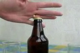 Dùng nhẫn vàng mở nắp chai bia Dùng nhẫn vàng mở nắp chai bia